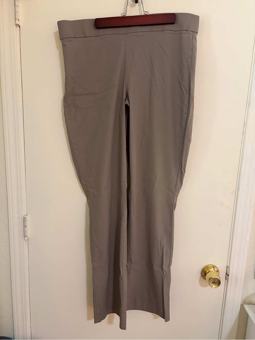 Simply Vera Vera Wang Women's Straight-Leg Chinos in Taupe